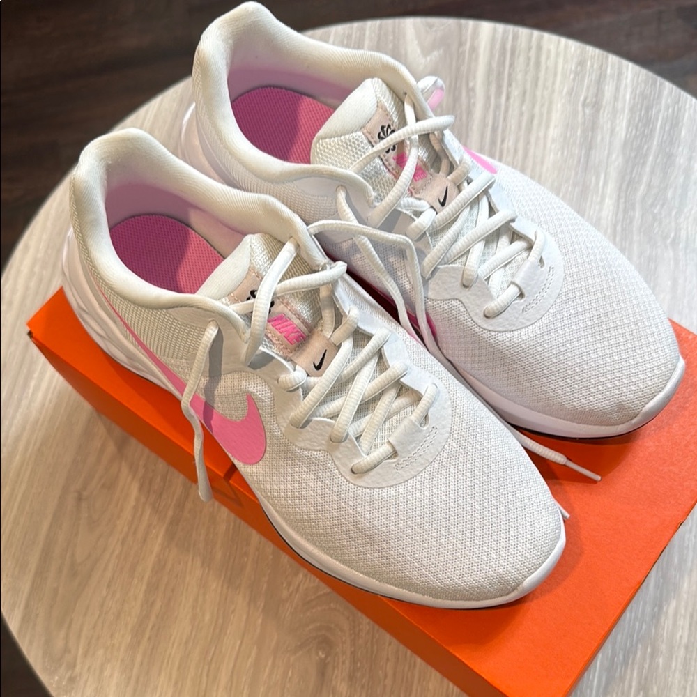Nike Women's Revolution 6 never worn!